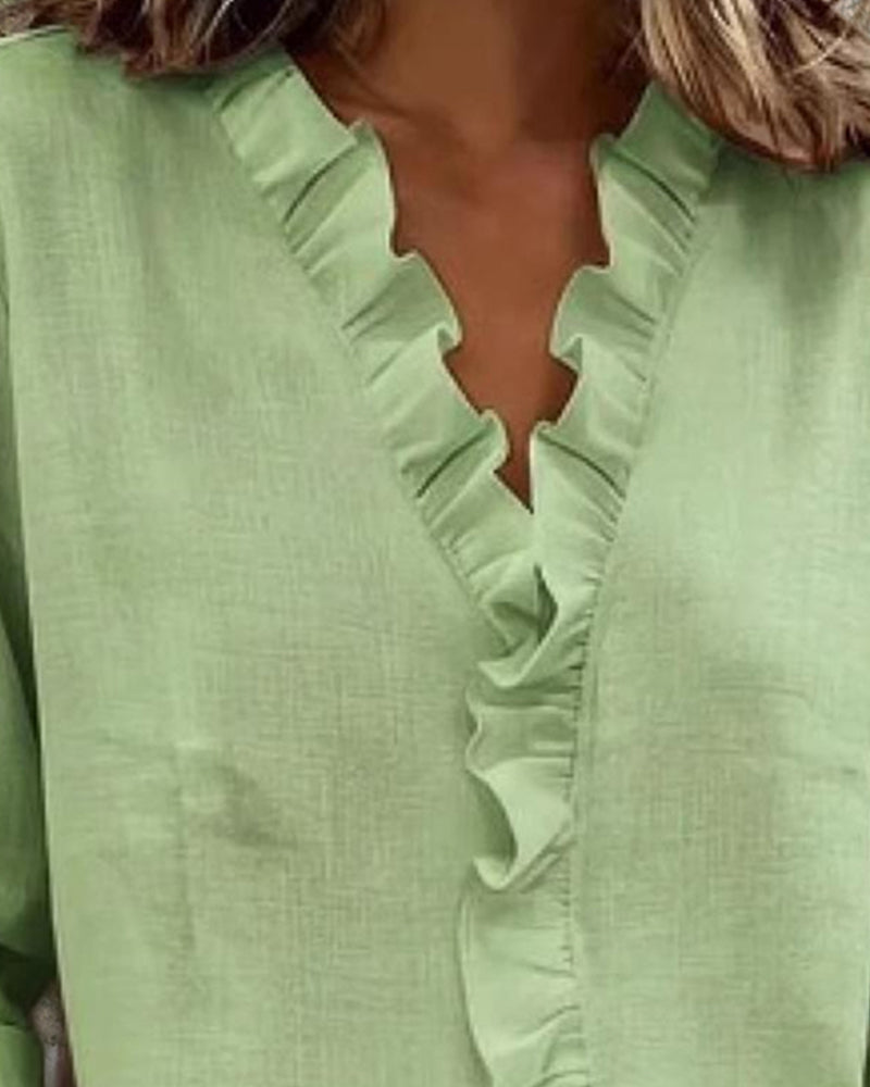 CHIARA | BLUSA CON ESCOTE EN V Y DELICADOS VOLANTES